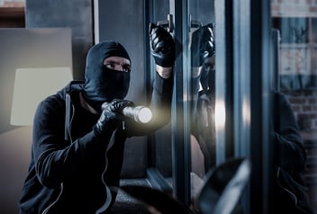 A man dressed in all black attempts to burglarize into a home through the front window
